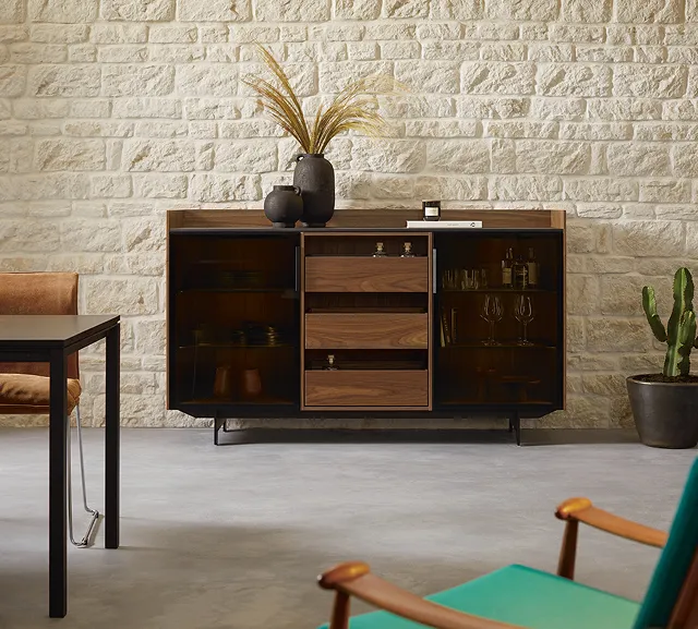 Holz-Sideboard vor Steinwand.