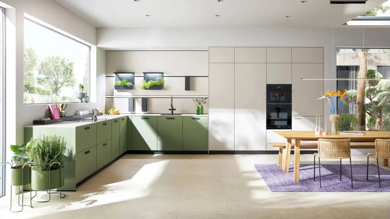 Moderne Küche mit grünen Unterschränken und Holztisch